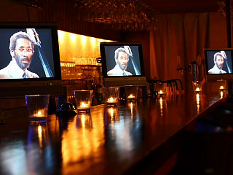 ジャズからポップスまで幅広いジャンルをその日の気分で流します