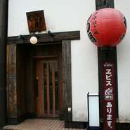 お店は官公庁に近い場所にあり、間口が狭く、その分見つけづらいかもしれません。まさに隠れ家的な佇まい。『もつ鍋』の本物の味を求めてお店を探していらっしゃるお客様が集まります。