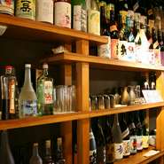 鹿児島の芋焼酎『千鶴』をメインにいろいろな焼酎がそろうお店。一般にはなかなかお目にかかれない焼酎もあり、もつ鍋に合うものばかりを取りそろえています。