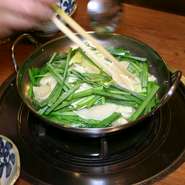 鍋はとかく冬のものだというイメージがありますが、本場福岡では年中食べられています。こちらでは年中『もつ鍋』の注文を受けています。夏は、スタミナ源として人気です。