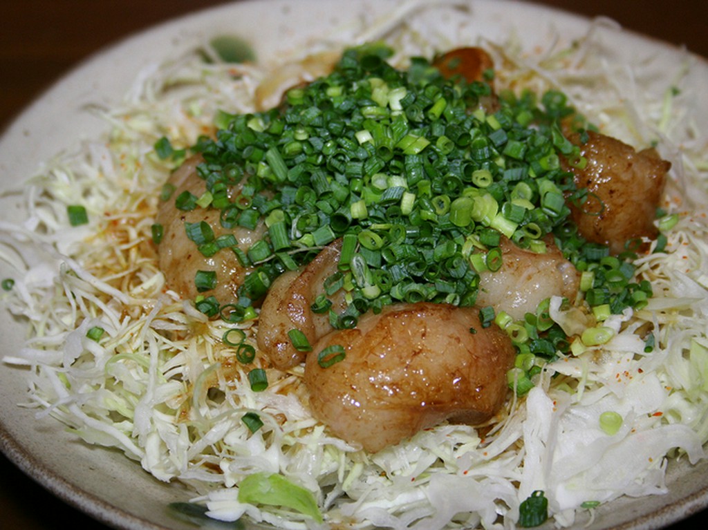 キャベツと一緒に食べるのがおススメの『もつ焼』