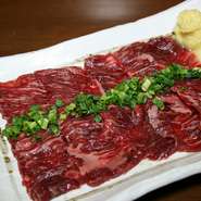 熊本産の馬刺をたっぷりのおろし生姜とニンニクをつけて、刺身醤油で召し上がれ。