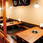 掘りごたつやカウンターもあって、リラックスして長居できます。