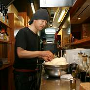 お客様の舌をうならせるベテランの料理人です。