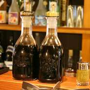 「もつ鍋」には【もつ藤】自家製たれをつけて食べ、お好みに柚子胡椒をそえると一段とおいしくなります。