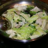 鶏ガラを半日以上煮込んでとったスープに、きれいに下処理したもつとキャベツ、ニラをいれて煮込んだ自慢の逸品。自家製タレと柚子胡椒、またはお好みによって七味をかけていただきます。
