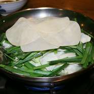 新鮮な国産のもつを仕入れ、お客様に出す前に茹でて余分な脂を落としています。そのためくどくなく、煮た後に自分の好みで味を加えていただけます。クセをとるためにその下処理には十分に時間をかけています。