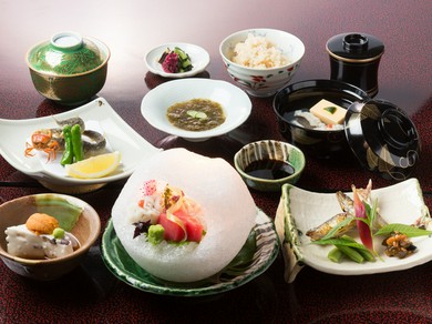 旬の素材を使った懐石料理、鍋料理。