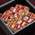 香ばしく焼き上げたふっくら穴子を、秘伝のタレで仕上げた一折。接待時のお手土産に最適です。※店内をご利用のお客様限定で承ります。