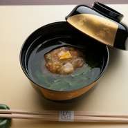 一からすべて手づくりで仕上げた『お吸い物（葛茶巾）』。まぐろの削り節で時間をかけてしっかりとダシを取り、深みのある旨みを引き出しました。