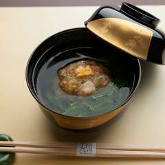 丹念にダシを取った『お吸い物（葛茶巾）』