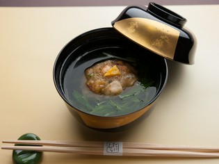 丹念にダシを取った『お吸い物（葛茶巾）』