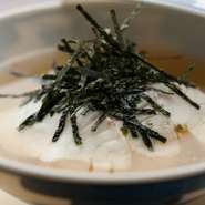 料理に使う素材は魚介をはじめ、季節と新鮮さにこだわっています。鯛の白身を使った『鯛茶漬け』もそのひとつ。箸を付けるとほろりと崩れる柔らかな身と特製のごまだれの組み合わせをご堪能ください。