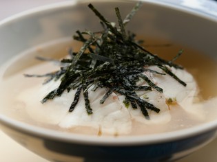 自家製ごまだれが美味しさの決め手『鯛茶漬け』