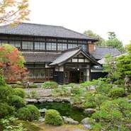 元は米沢織織元の屋敷です。
現在は国の登録有形文化財になっています。

こちらの庭園を眺めながらお食事が出来るお座敷席も完備してます。
