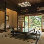 椅子席や、庭園を眺めながらの離れお座敷完備しております。
お部屋代を頂いております。(2名様～/3240円～）

詳しくはお気軽にお問合せください。
