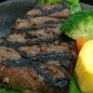 牛肉の赤身を味噌と酒粕で漬け、網焼きにしました。