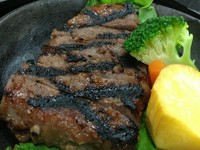 牛肉の赤身を味噌と酒粕で漬け、網焼きにしました。