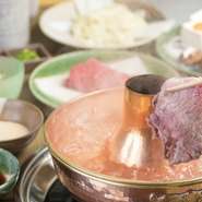 付出し・霜降りロース・野菜盛合せ・きしめん・餅（５品）
吉亭のしゃぶしゃぶは、極厚の霜降りロースが特徴です。食べ応えありの逸品。