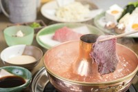 付出し・霜降りロース・野菜盛合せ・きしめん・餅（５品）
吉亭のしゃぶしゃぶは、極厚の霜降りロースが特徴です。食べ応えありの逸品。