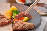 ステーキの王道、霜降りサーロインを網焼きにしました。