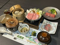 小鉢・冷しゃぶサラダ・ミニステーキ・牛鍋（一人用鍋）・吉亭自家製牛しゅうまい（２個）・つや姫ご飯・味噌椀・香の物（８品）