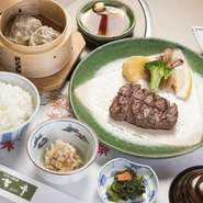 小鉢・冷しゃぶサラダ・和風ステーキ１００ｇ・吉亭自家製牛焼売２個・味噌椀・香物・ご飯（７品）