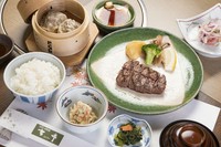 小鉢・冷しゃぶサラダ・和風ステーキ１００ｇ・吉亭自家製牛焼売２個・味噌椀・香物・ご飯（７品）