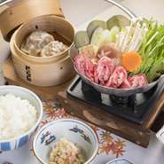 小鉢・冷しゃぶ・牛鍋（一人用鍋）・味噌椀・香物・ご飯・吉亭自家製牛焼売２個（７品）