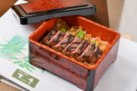 小鉢・牛網焼き重（ステーキ１００ｇ）・味噌椀・香物（４品）