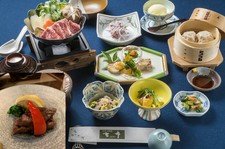昼の膳牛鍋御膳を懐石風に仕立て、さらに米沢牛おまかせミニステーキ付きになっておりフルコースです。