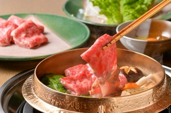 庭園を眺めながら、『米沢牛すき焼き』のとろける味わいを堪能