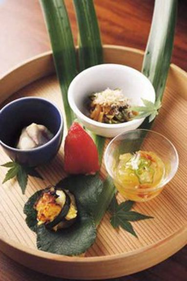 料理5品に土鍋ご飯や味噌汁、デザートがつく昼のコース一例