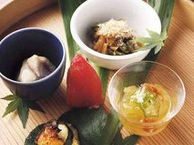 料理5品に土鍋ご飯や味噌汁、デザートがつく昼のコース一例