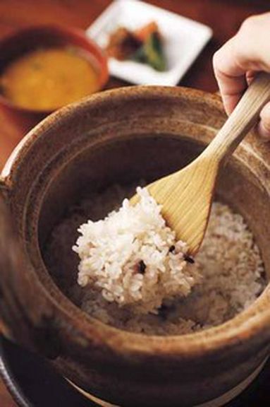 無農薬米を、赤米や発芽玄米などと土鍋で炊き上げた十穀米