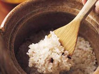 無農薬米を、赤米や発芽玄米などと土鍋で炊き上げた十穀米