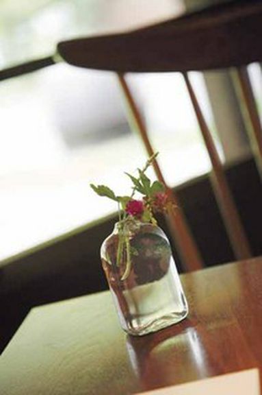 各テーブルにも可憐な花が飾られて、安らぎを与えてくれる