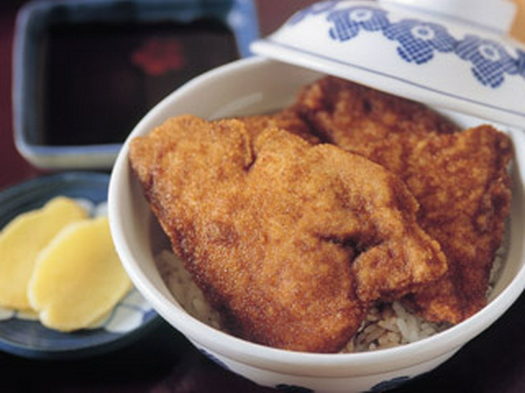 ジューシーな肉汁とフルーティなソースの酸味のソースカツ丼