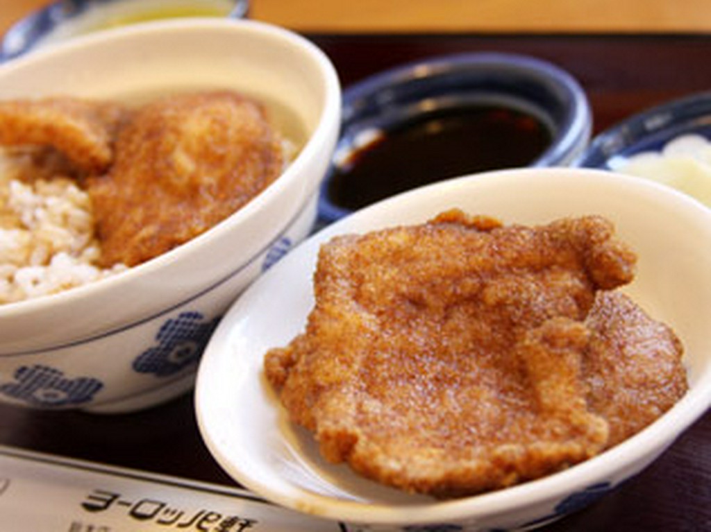 トンカツを丼のフタに移すことで、ソースが絡んだご飯が一目瞭然