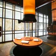 自宅のリビングにしたいようなお洒落な掘りごたつ席や、個室のように使えるテーブル席など、人数に合わせて利用できる様々な部屋が用意されています。好みがあればぜひご予約を。