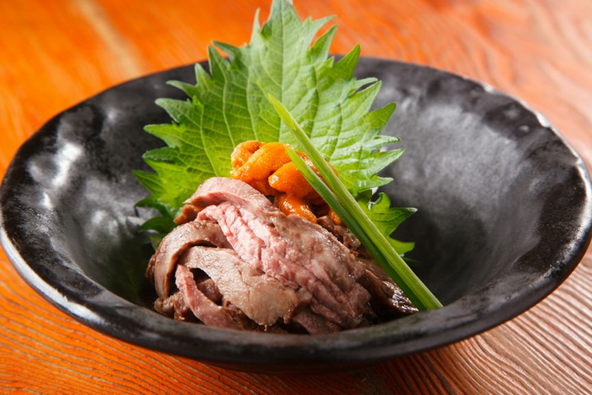 絶妙なハーモニー『前沢牛ロースト雲丹のせユッケ』