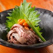 厳選した前沢牛をお店で丁寧にローストし特製タレで和えています。上にのせた雲丹との絶妙なマリア―ジュに感動の逸品。