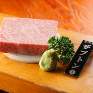 肩ロースの一部に眠る、芸術的な「サシ」が入る稀少部位。柔らかで甘い脂は秀逸。