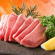 人気の上タンを贅沢に厚切りに。口の中で広がるジューシーな肉の旨味、食感は、厚切りだからこそ味わえる喜びです。