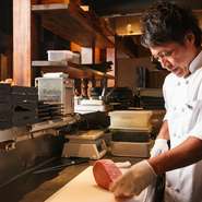 上質な肉を仕入れる事をまず大切にし、すべての肉はオーダーを受けてからカット。その都度手間はかかりますが、美味しい肉を味わっていただく為に、小さな事も大切にしています。