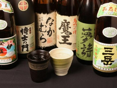 芋、麦、米、プレミアム焼酎をずらーりと取り揃えています。