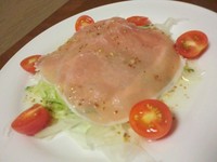 店主が厳選した生ハムと、丁寧に調理されたあま～いたまねぎのサラダです。たまねぎの食感がアクセントに