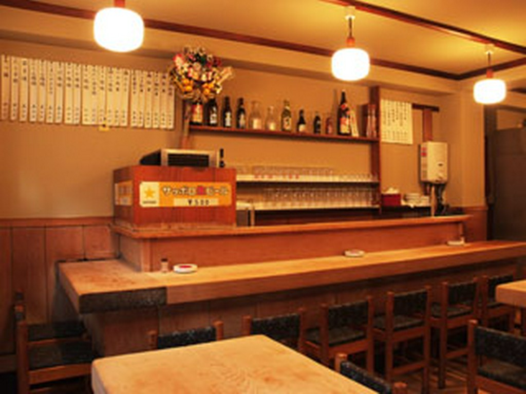 檜の一枚板に老舗の貫禄。カウンター席