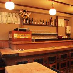 檜の一枚板に老舗の貫禄。カウンター席