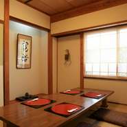 お座敷は、ゆったりくつろいで頂ける空間になっています。接待や会食でのご利用に人気です。
ご予算、料理内容等に応じて承りますので、お気軽にお電話ください。